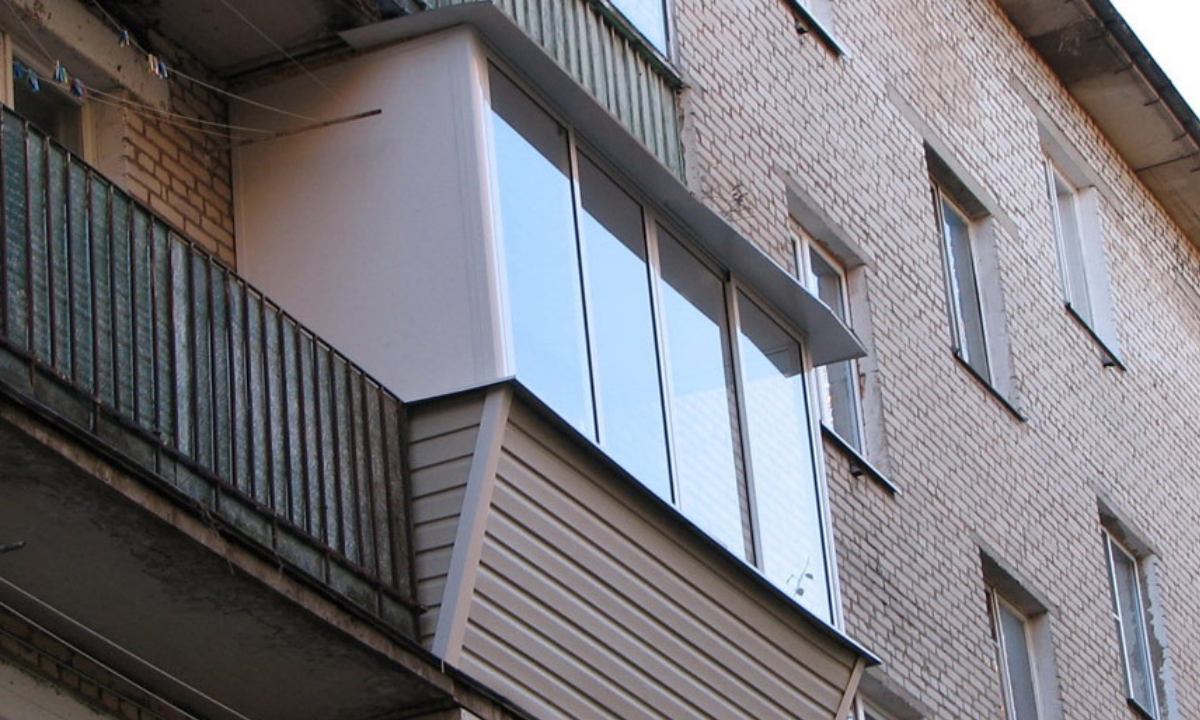 Остекление балконов, отделка и ремонт лоджии в Волгограде. Утеп�ление холодного балкона.