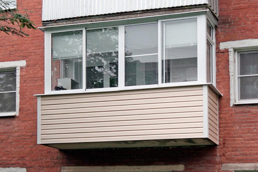 Обшивка балкона сайдингом — материалы и инструменты